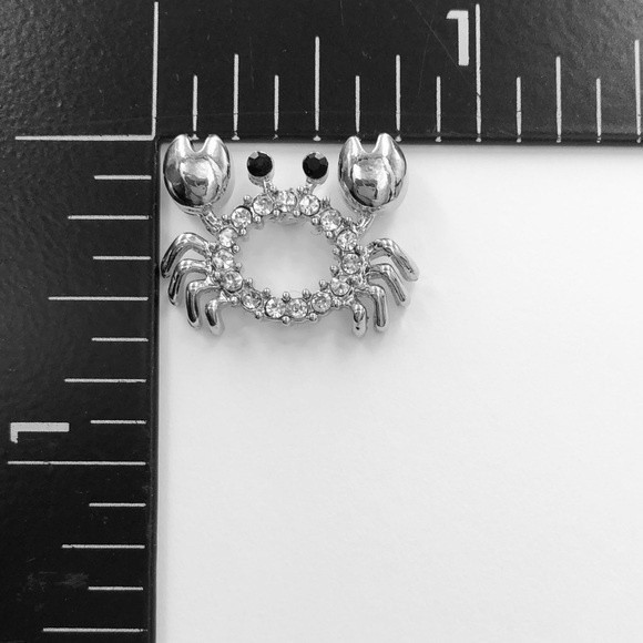 🌼 Crab Rhinestone Silver Stud Earrings - Picture 2 of 2